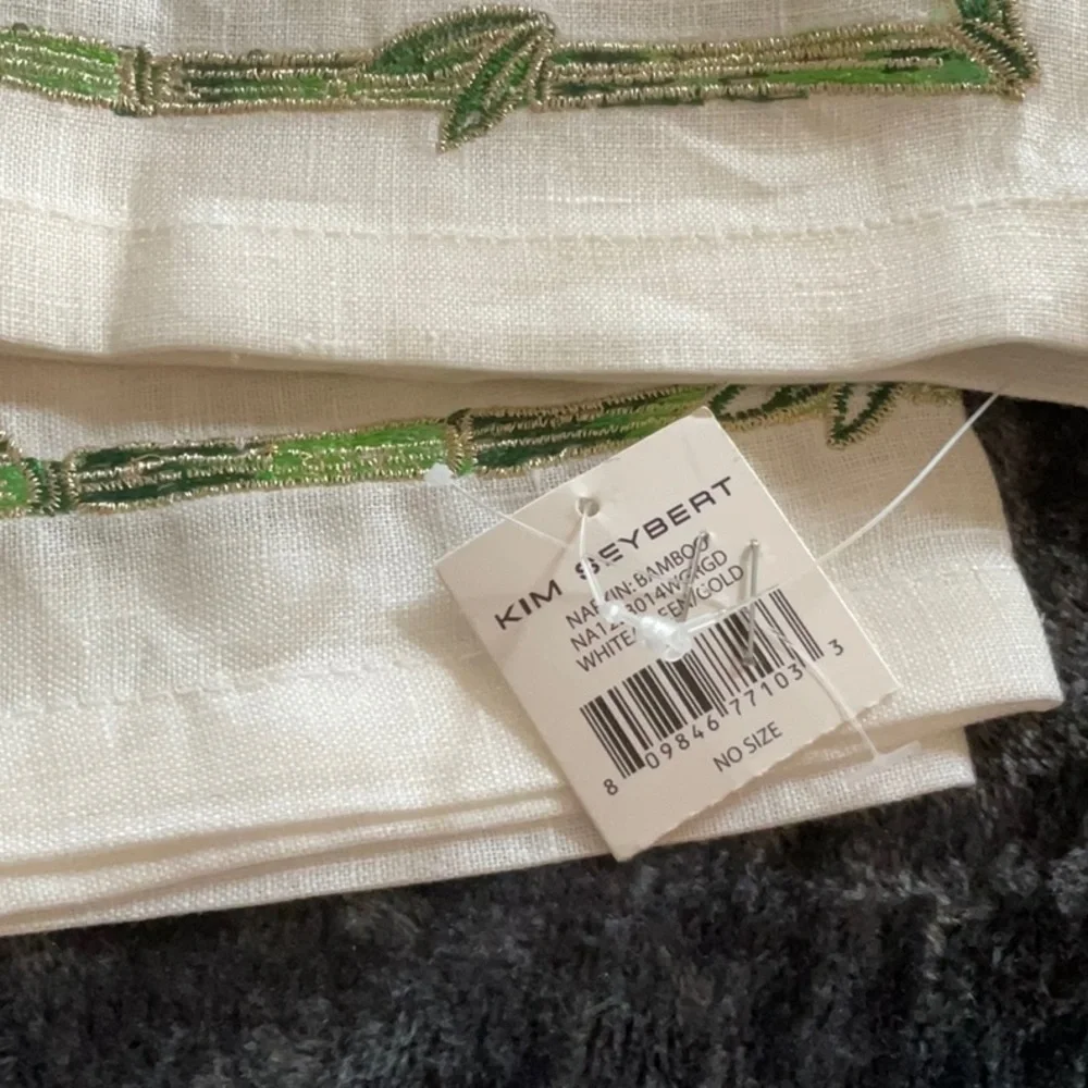 NWT KIM SEYBERT BAMBOO NAPKINS SET OF 2 WHITE LINEN Green with gold thread